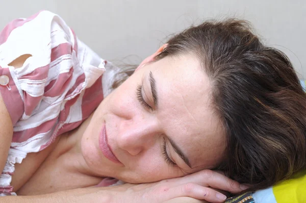 Женщина в свои 40 лет спит и улыбается — стоковое фото