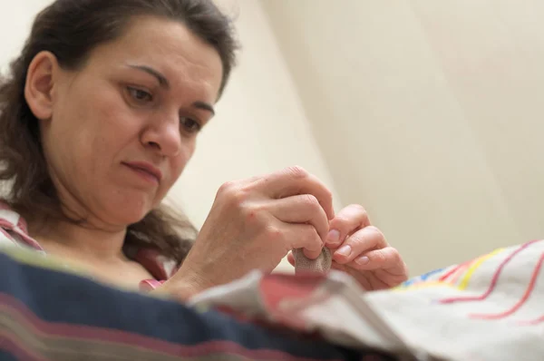 Woman sewing — Stock Photo, Image