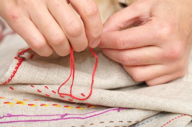 Eller kadın muline ile dikiş