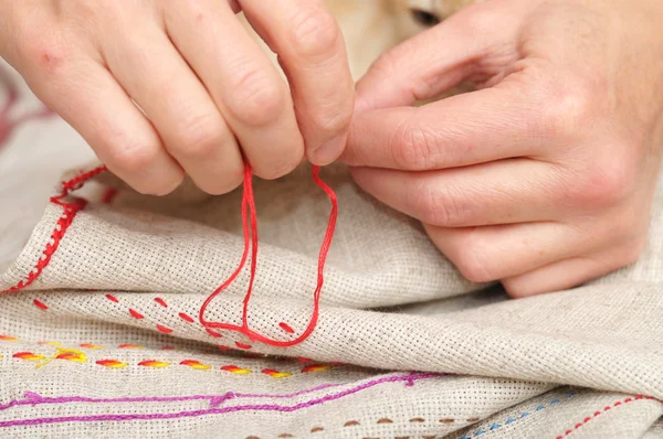 Eller kadın muline ile dikiş