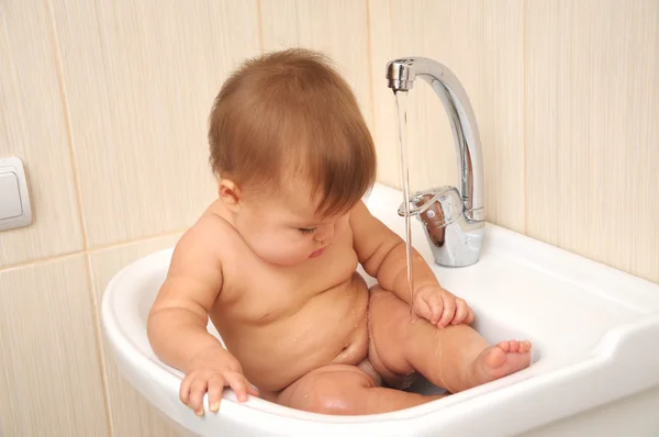 婴儿在洗涤盆 — 图库照片