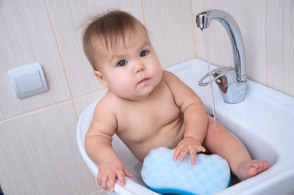 Baby in washing basin with sponge — Stock Photo, Image