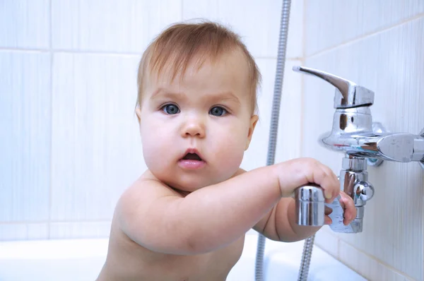 Bebé en el baño — Foto de Stock
