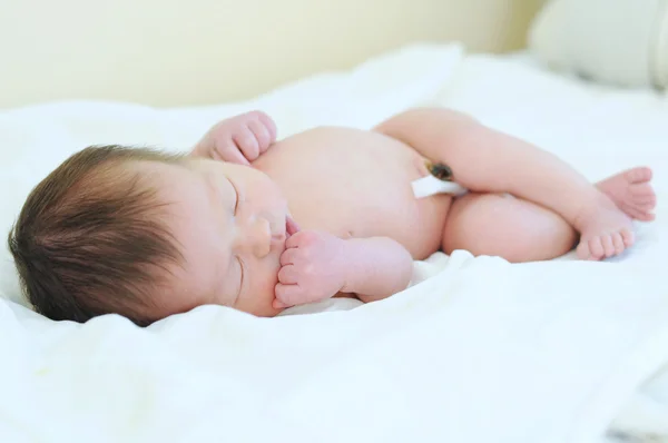 Yeni doğan bebek göbek kordonu ile çıplak