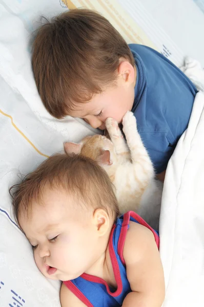 Petit bébé, garçon et chaton couchent ensemble — Photo