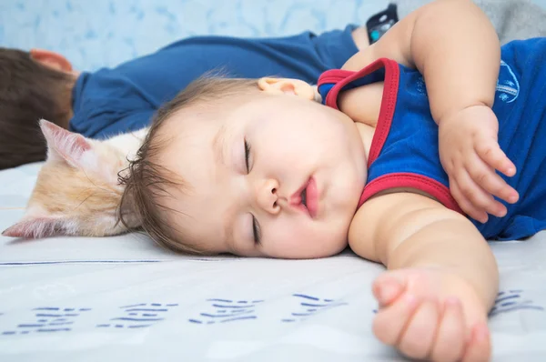 Bebê dormindo durante o dia com irmão e gato — Fotografia de Stock