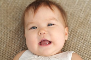 Bebek gülümseyen portre