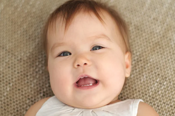 Baby lachende portret — Stockfoto