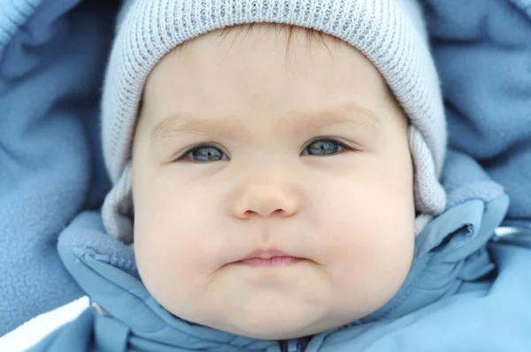 Bebé niña en traje de nieve — Foto de Stock