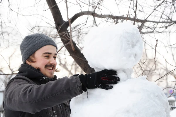 Hombre haciendo muñeco de nieve —  Fotos de Stock