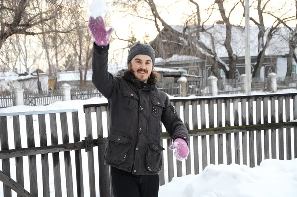 Hombre lanzando una bola de nieve —  Fotos de Stock