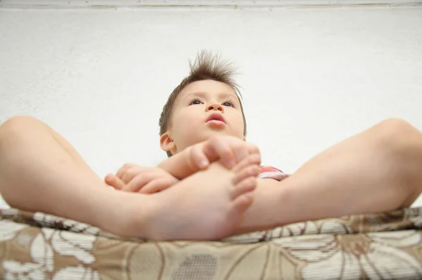 Boy sitting bottom view — Stock Photo, Image