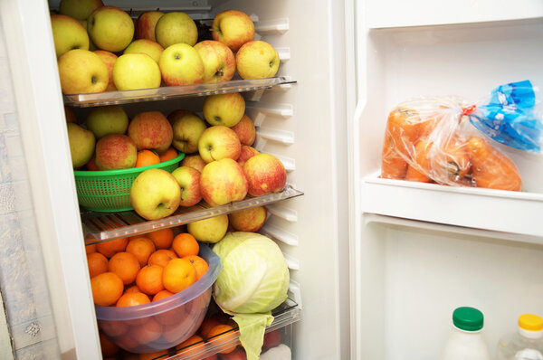 сырые фрукты в холодильнике
