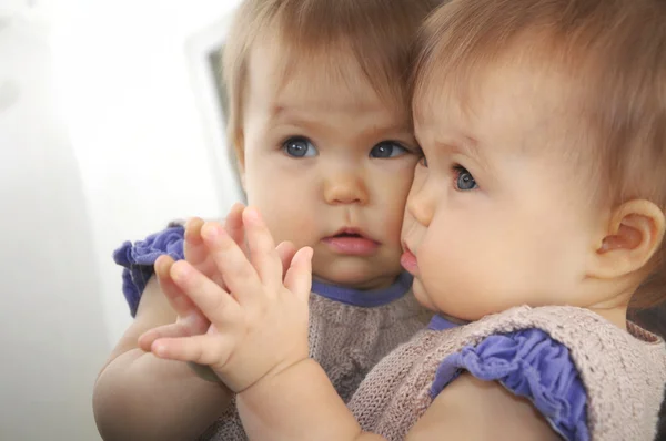 Bebê menina e seu reflexo — Fotografia de Stock