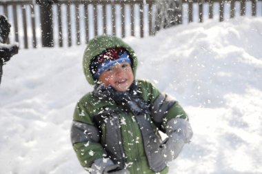 Kışın yağan kar arkasında boy gülümseyerek