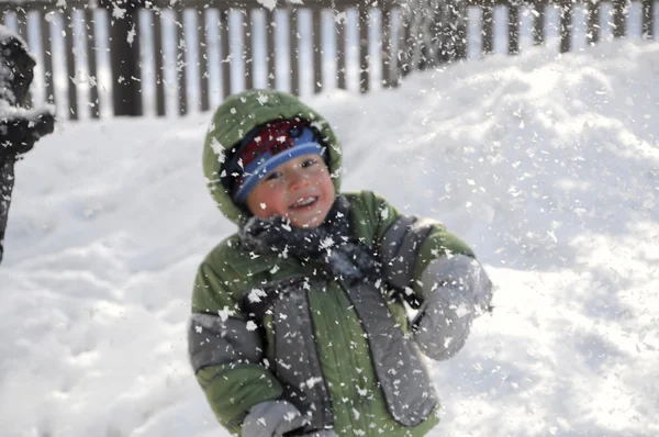 Хлопчик позаду падає сніг — стокове фото