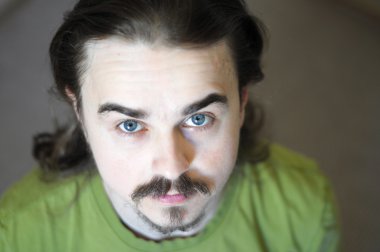 Genç adam portre sakal ile arama