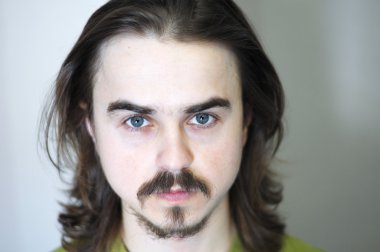 adam sakallı ve bıyıklı