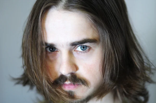 La cara del hombre con el pelo que fluye — Foto de Stock