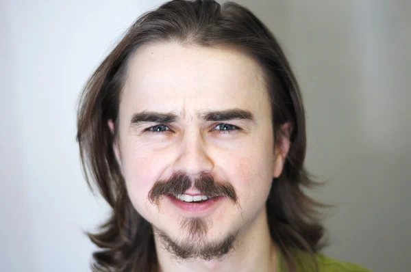 Close-up retrato de homem sorridente com barba — Fotografia de Stock