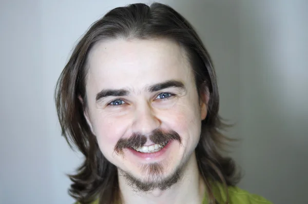 Hombre con barba sonriendo — Foto de Stock