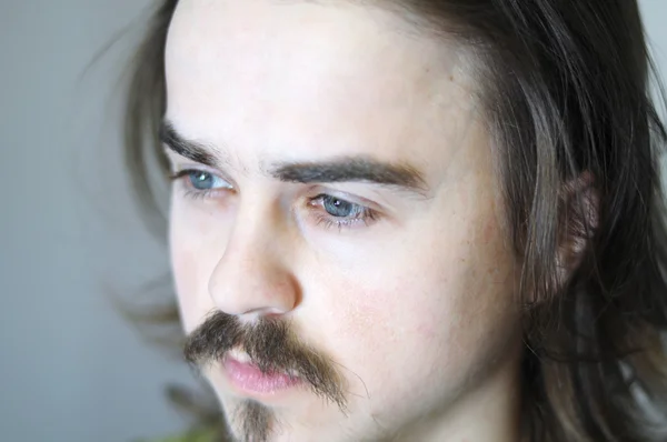 Retrato de homem com barba olhando para longe — Fotografia de Stock