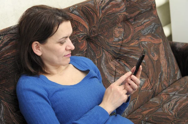 Kobieta na trenera korzystanie smartphone — Zdjęcie stockowe