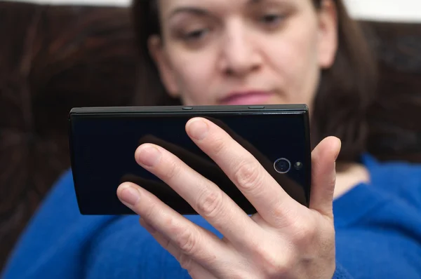 Mãos de mulher segurando smartphone — Fotografia de Stock