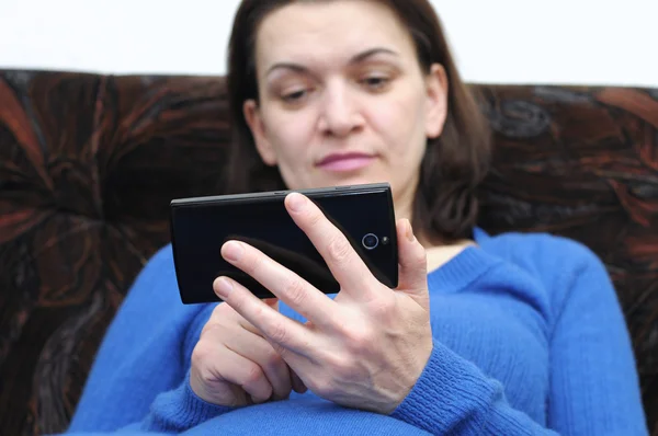 Mujer sosteniendo teléfono — Foto de Stock