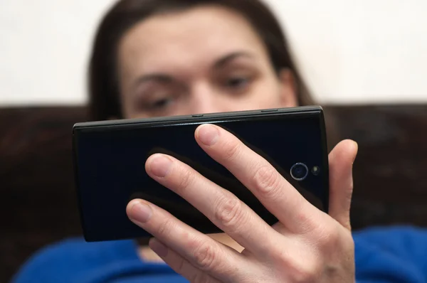 Mujer manos sosteniendo el teléfono celular — Foto de Stock