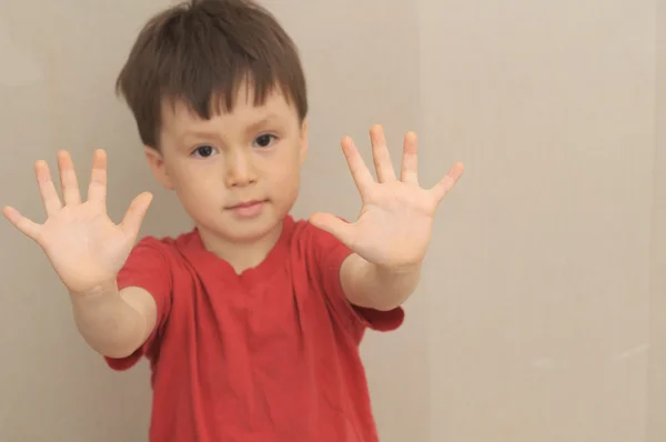 Niño con las manos en frente de sí mismo —  Fotos de Stock