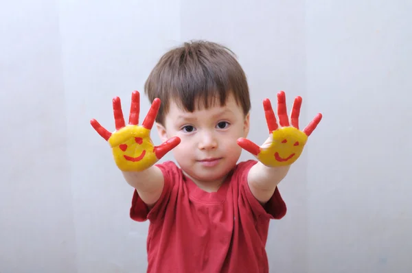 Kid met geschilderde handen — Stockfoto