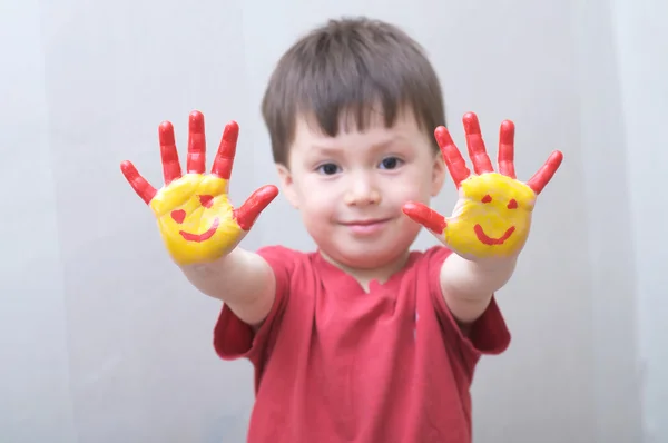Kind met geschilderde handen — Stockfoto
