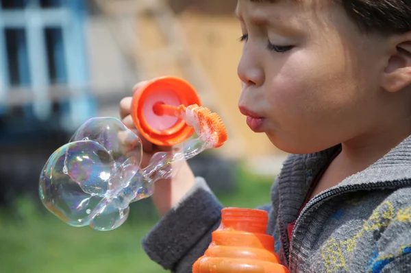 Niño inflando la burbuja —  Fotos de Stock