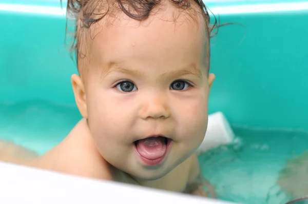Glimlachende baby portret in het bad — Stockfoto
