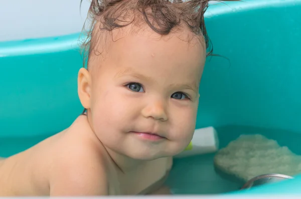 Glimlachende baby in het bad — Stockfoto