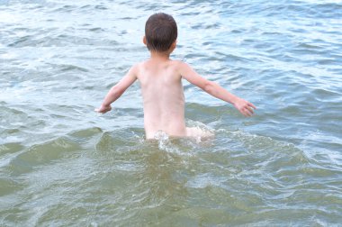 Su görünümü arkasında çalışan çocuk