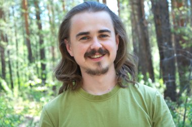 gülümseyen adam portresi