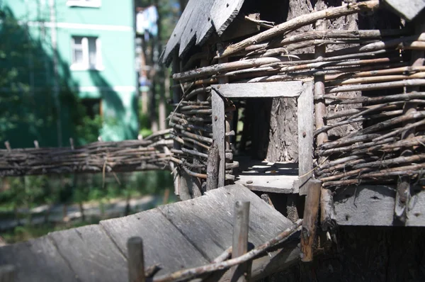 Speelgoed boomhut ingang — Stockfoto