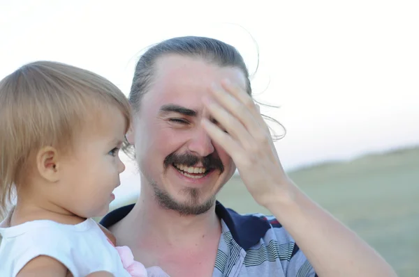 Pappa med dotter skrattar — Stockfoto