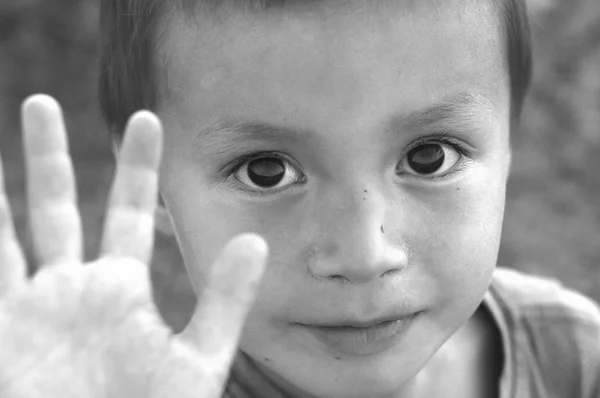 Siyah-beyaz görüntü söyleyerek çocuk durdurmak — Stok fotoğraf
