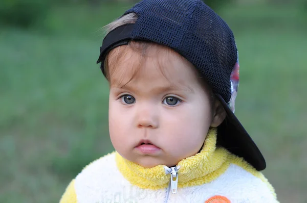 Kleine meisje portret in het GLB — Stockfoto