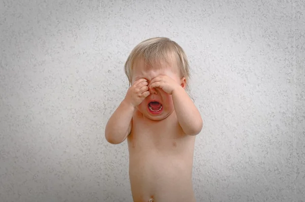 Screaming crying baby rubbing her eyes — Stock Photo, Image