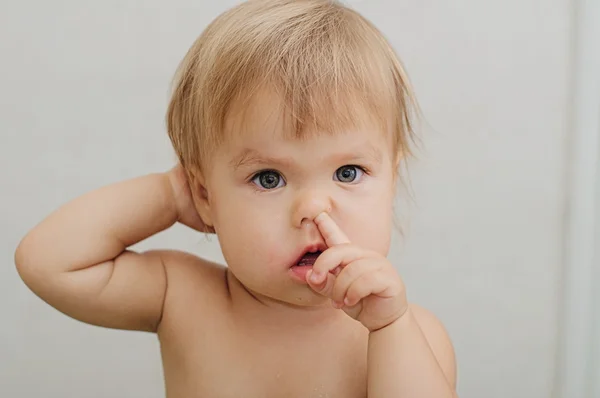 Niño retrato escogiendo su nariz — Foto de Stock