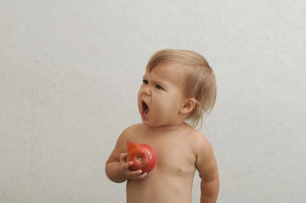 Дитина тримає помідор і кричить — стокове фото