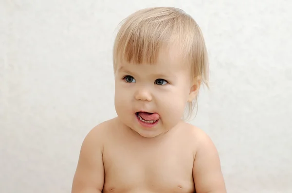 Alegre bebê colando língua — Fotografia de Stock