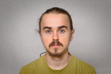 Genç kıllı adam portresi