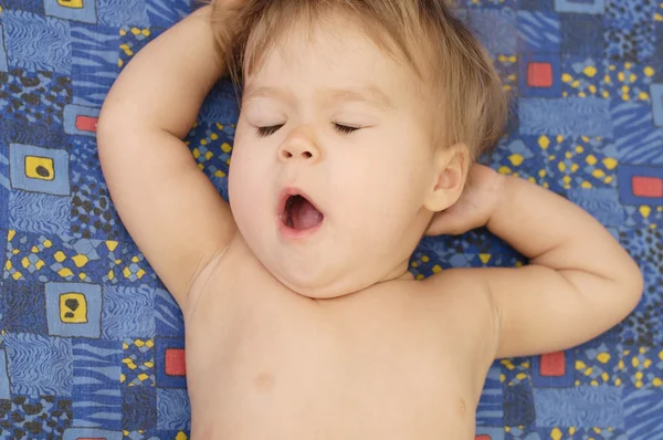 Sleepung bambino stretching — Foto Stock