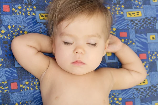 Niedliches Baby genießt schlafendes Porträt — Stockfoto