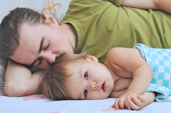 Enfermedad del bebé, acostado con papá — Foto de Stock